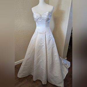 Beautiful Pearl Beaded Strapless Wedding Dress with Veil.  Size 6